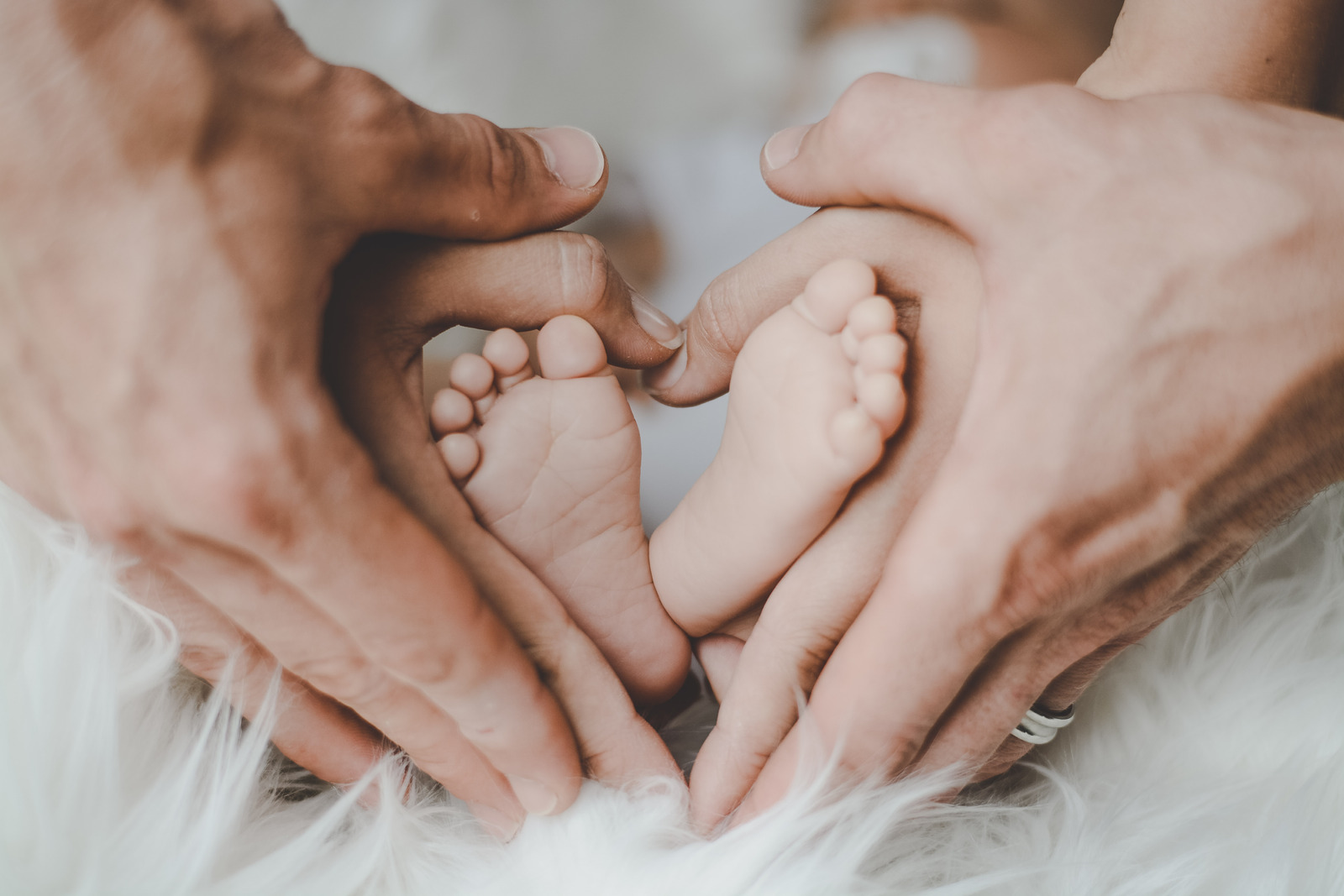 canva-person-holding-baby's-feet-MADyQzM0HTQ